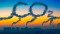 Nuvens de fumo no céu formando a palavra CO2