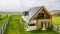 A imagem mostra uma casa com painéis solares.