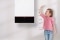 Vitodens à prova de futuro - a imagem mostra uma menina ao lado de um Vitodens da Viessmann