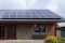 Módulos fotovoltaicos no telhado de uma casa