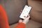 A imagem mostra uma mão com um smartphone e a aplicação ViCare aberta para mostrar o controlo do Vitoair CT através da aplicação