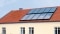 A fotografia mostra painéis solares no telhado para suportar o aquecimento.