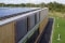 Um edifício com painéis solares na cobertura plana e na fachada