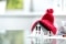 A imagem mostra um modelo de uma casa com um chapéu vermelho.